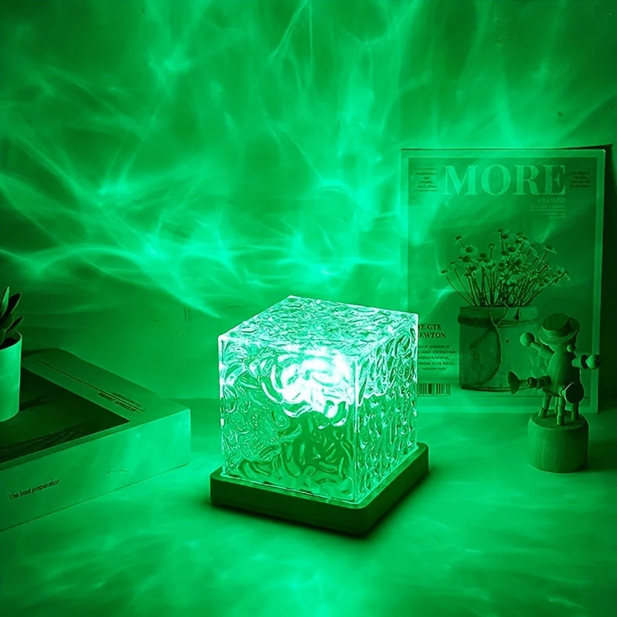 Le Cube Onde allumé en vert, reflets sur le mur