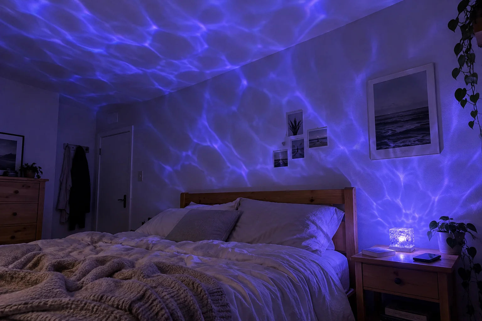 Le Cube Onde violet dans une chambre, reflets sur les murs et le plafond